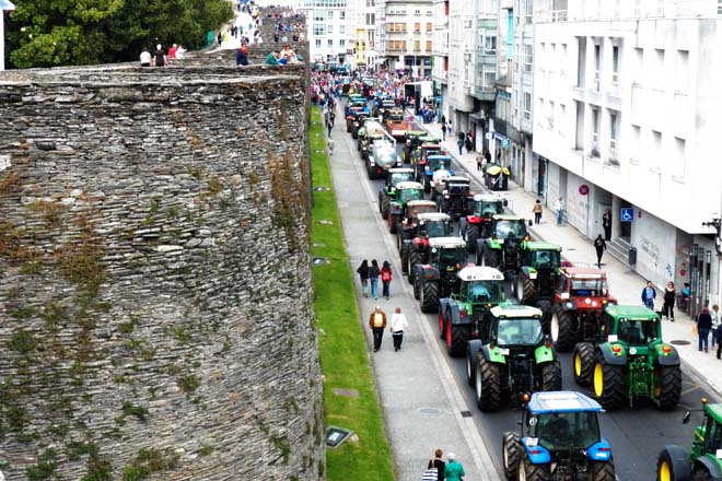 Tractores rodeando a Ronda da Muralla de Lugo a finais do 2015
