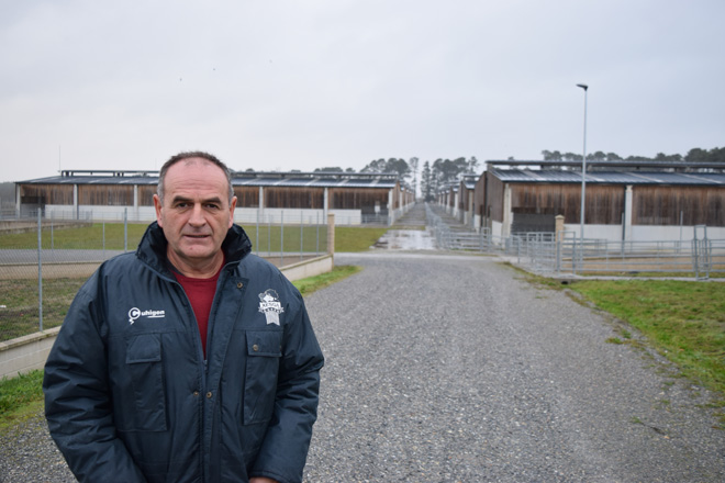 Rogelio Grille á entrada das instalacións de recría da Granxa Gayoso Castro