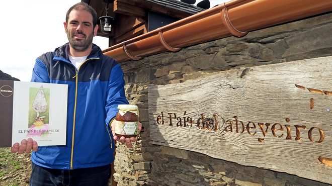 Alberto Uría diante do seu centro de traballo en Negueira de Muñiz