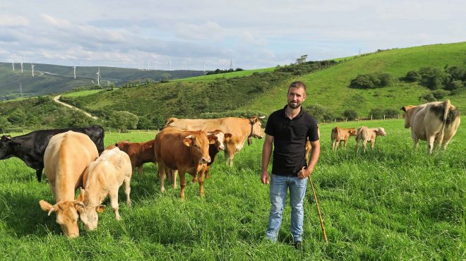 Javier Conde coas súas vacas na parroquia das Sasdónigas, en Mondoñedo