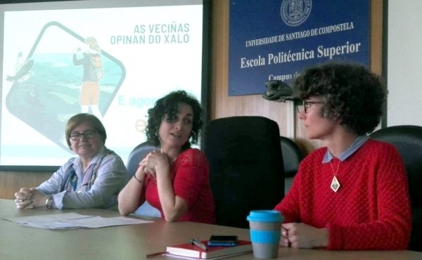 BA impulsora do proxecto, Beatriz Rodríguez-Morales (en primeiro termo), acompañada por dúas veciñas, Laura Rei e Pilar Iglesias, durante a presentación levada a cabo na Politécnica de Lugo
