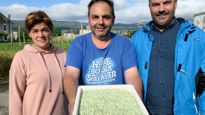 Rocío, Alfonso e Jesús, cunha caixa de faba verdina