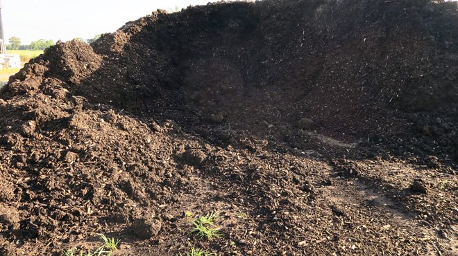O compost sacado unha vez ao ano da cama das vacas en produción é almacenado para botar na terra