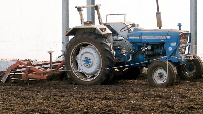 Empregan un tractor cunha grade para mover diariamente o compost da cama das vacas