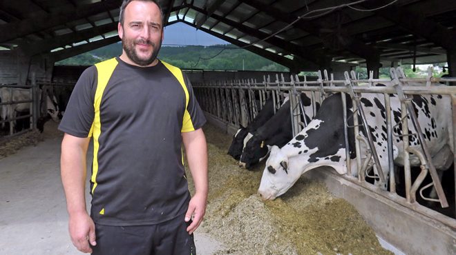 Antonio xunto ás vacas da súa explotación en Manán, da que é titular desde os 19 anos