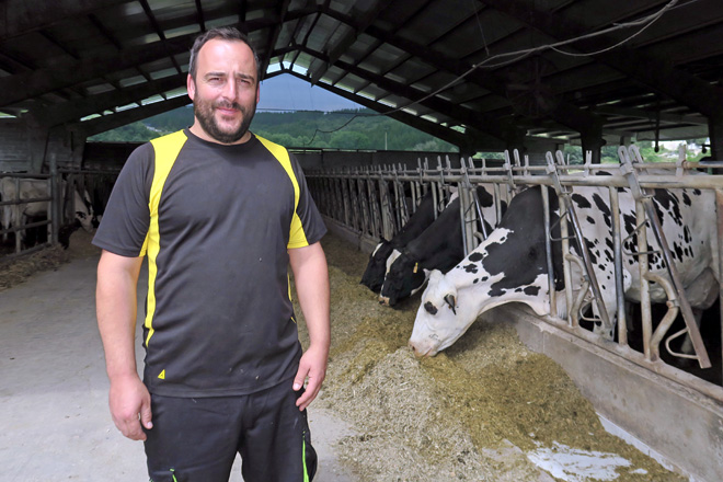 Antonio xunto ás vacas da súa explotación en Manán, da que é titular desde os 19 anos