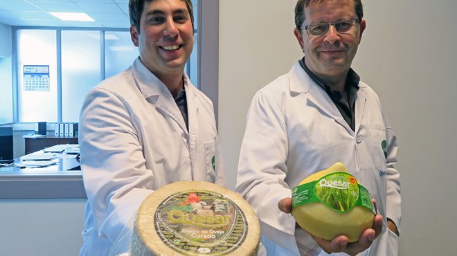 Manuel e Álvaro con dous dos queixos que fabrican, o de ovella curado e o tetilla, que recibiron premios nos Award Cheese