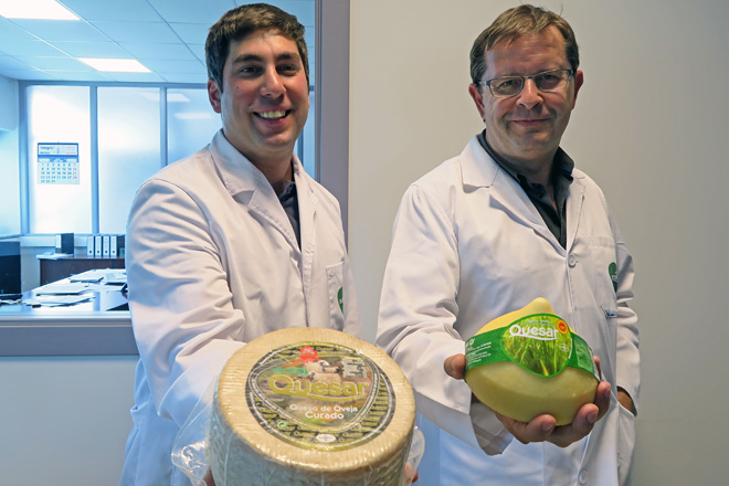 Manuel e Álvaro con dous dos queixos que fabrican, o de ovella curado e o tetilla, que recibiron premios nos Award Cheese