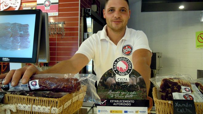 Adrián Sixto, na Carnicería Hermelino do Valadouro