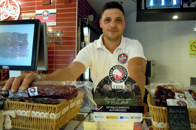 Adrián Sixto, na Carnicería Hermelino do Valadouro