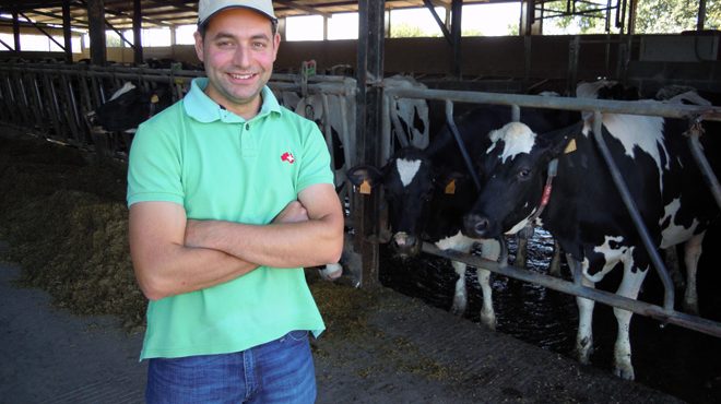 Juan Carlos Pita Valín, xunto ás súas vacas