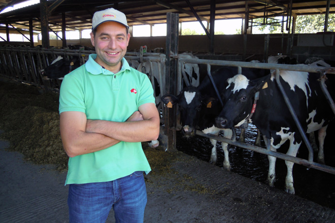 Juan Carlos Pita Valín, xunto ás súas vacas