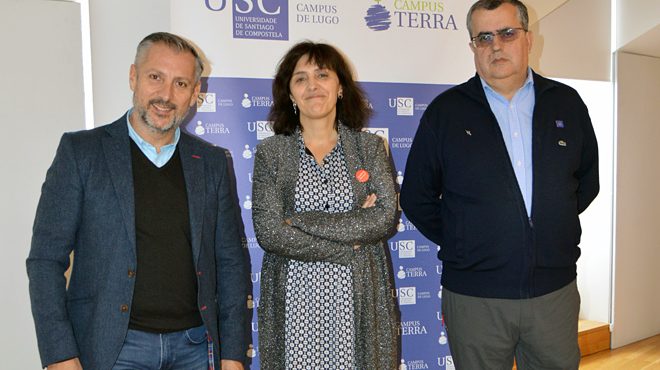 A vicerreitora de Coordinación do Campus de Lugo, Montserrat Valcárcel; xunto ao director do Ibader, Pablo Ramil, e ao coordinador do Laboratorio do Territorio da USC, David Miranda, na presentación dos premios