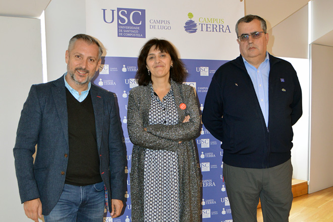 A vicerreitora de Coordinación do Campus de Lugo, Montserrat Valcárcel; xunto ao director do Ibader, Pablo Ramil, e ao coordinador do Laboratorio do Territorio da USC, David Miranda, na presentación dos premios