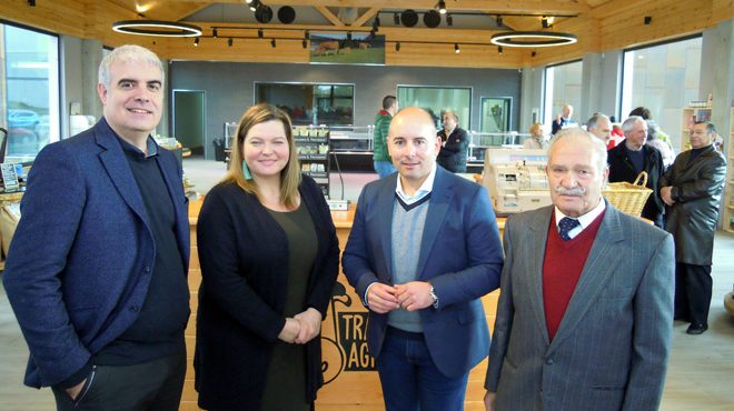 Manolo e Isabel Gómez xunto ao alcalde de Friol, José Ángel Santos, e ao subdirector do Agader, Javier Blanco.