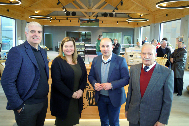Manolo e Isabel Gómez xunto ao alcalde de Friol, José Ángel Santos, e ao subdirector do Agader, Javier Blanco.