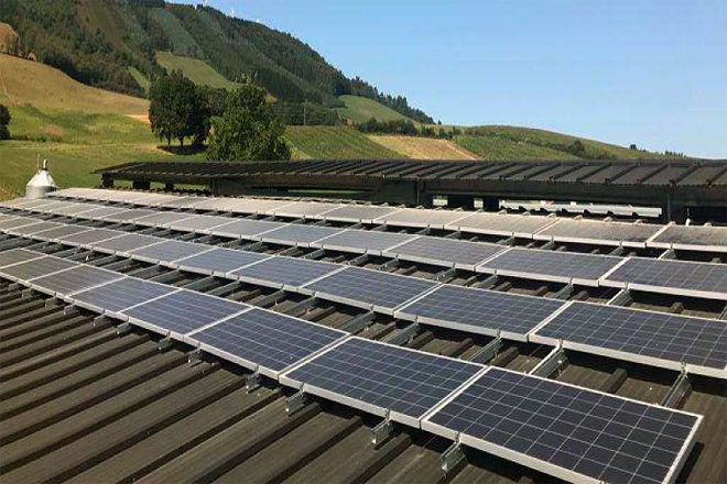 Placas solares cunha potencia de 10kw na gandería Casanova (Baleira)