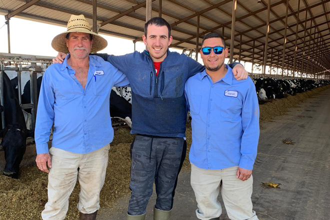 Elio López, nunha das súas estancias en EEUU, na explotación Wreden Ranch Dairy