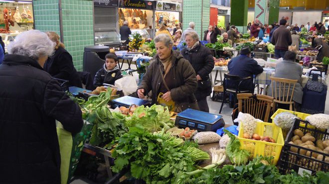 Os martes e venres hai mercado tradicional onde os produtores venden directamente os seus excedentes
