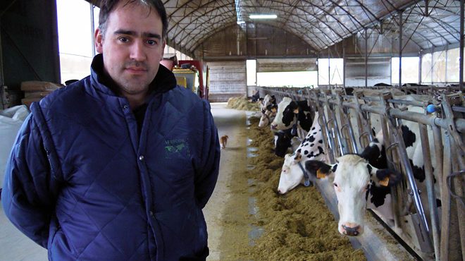 Fernando, na nave de produción da gandeiría