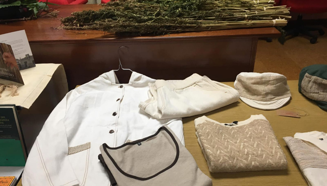 Mostra de roupa elaborada con fibras téxtiles de cáñamo.