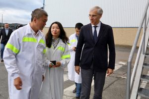Mu Shanbo durante a súa visita ás instalacións en marzo