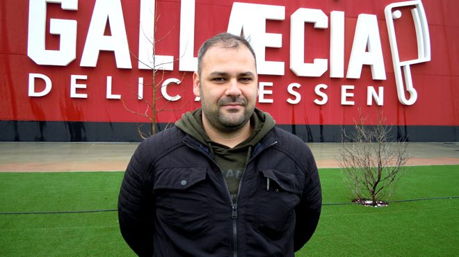 Roberto Hernández, gerente de Gallaecia Delicatessen, delante de las instalaciones de la empresa en el Polígono de Reboredo de Monforte