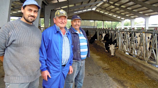 Toño, Claudio e José na ampliación da nave de produción feita no 2017