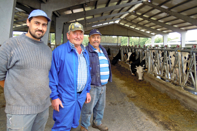 Toño, Claudio e José na ampliación da nave de produción feita no 2017