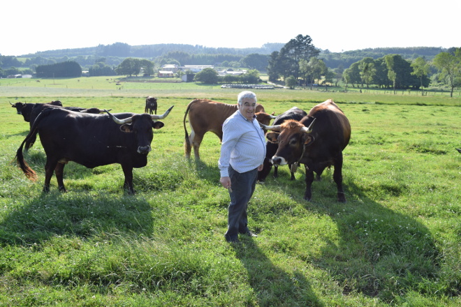 Daniel López na súa finca experimental de A Pastoriza