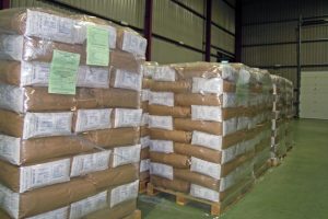 Mercancía paletizada lista para enviar a China