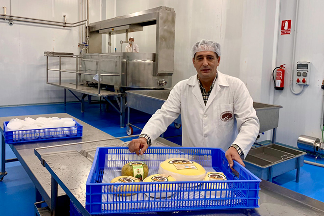 Ovidio, nas instalacións da queixaría no polígono industrial de Friol