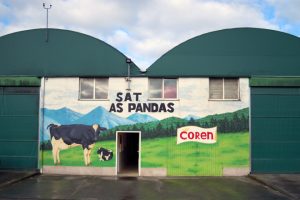 Un grafitti obra de Pablo Lage Sanjurjo decora á entrada ao establo