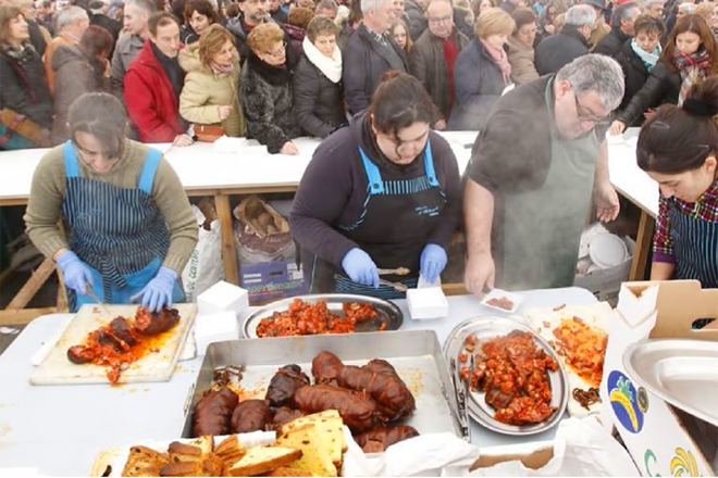 Momento da degustación gratuita de androlla na praza da vila
