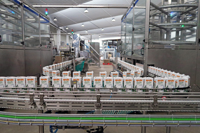 Línea de envasado en la planta de Leche Río en O Ceao de su marca Cremosita