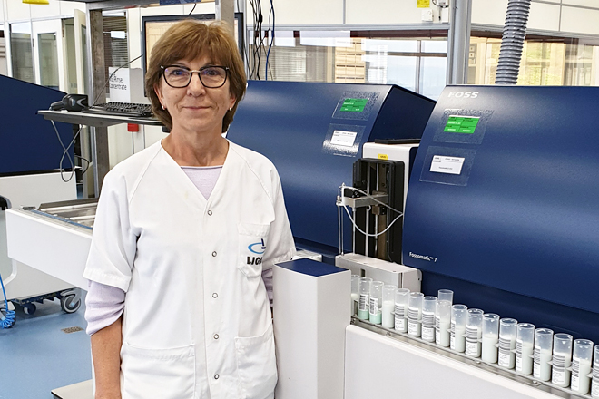 Marisa Barreal Lopez, directora técnica do Ligal, nas instalacións do Laboratorio Interprofesional Galego de Análise do Leite