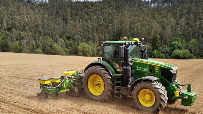 Un dos tractores de Comercial Agropres traballando esta semana na sementeira na zona da Mariña e o occidente asturiano