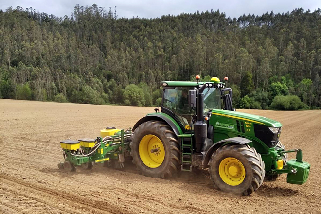 Un dos tractores de Comercial Agropres traballando esta semana na sementeira na zona da Mariña e o occidente asturiano