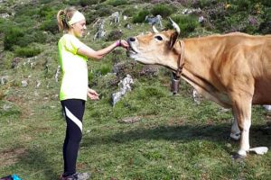 Lucía dando sal a las vacas en Somiedo