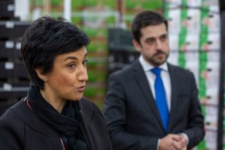 La ministra lusa, durante una visita a una empresa hortofrutícola. / Archivo.