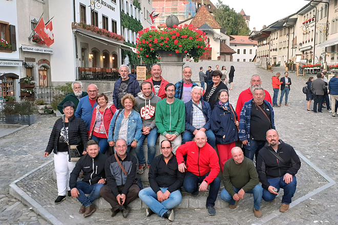 Gandeiros galegos na localidade de Gruyère durante a viaxe que realizaron a Suíza