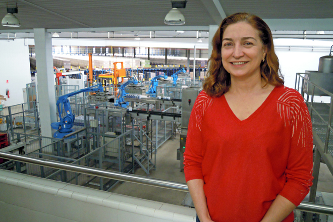 Carmen Lence nas instalacións de Leche Río no Ceao