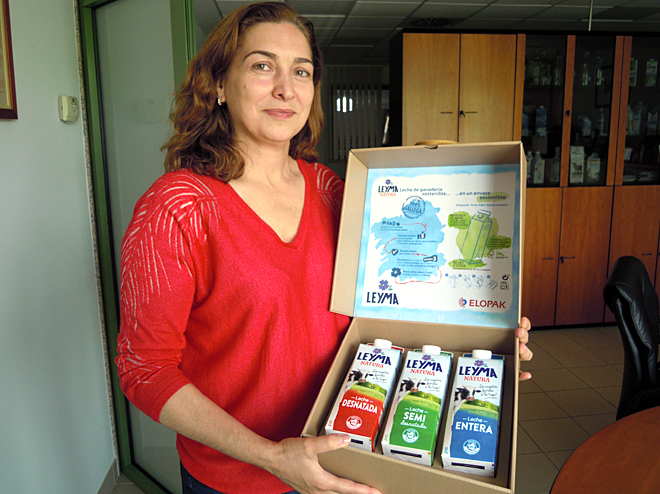 Carmen Lence, con los nuevos envases de Leyma, elaborados con materia prima procedente de bosques sostenibles con certificación FSC
