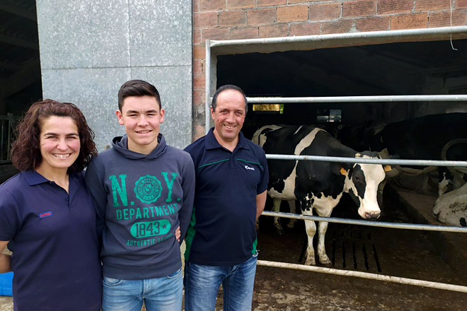 Esther, Antonio e Yoel, o seu sobriño, que esta tempada estivo botándolles unha man na explotación