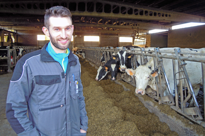 Iván Río Lorenzo coas vacas da explotación familiar na Portela, en Narla (Friol)