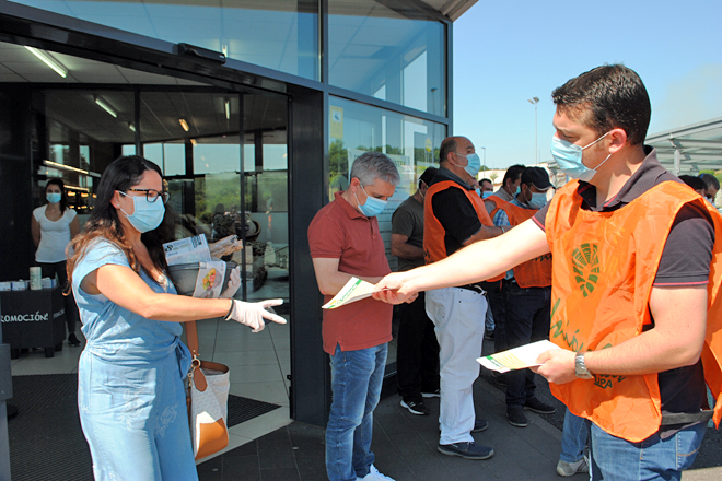 Entrega de información aos consumidores esta mañá ás portas do Lidl de Lugo