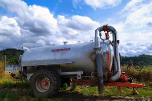 No último ano mercaron un tractor e unha cistarna nova