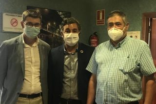 Román Santalla, á esquerda, durante a reunión co Goberno cántabro.