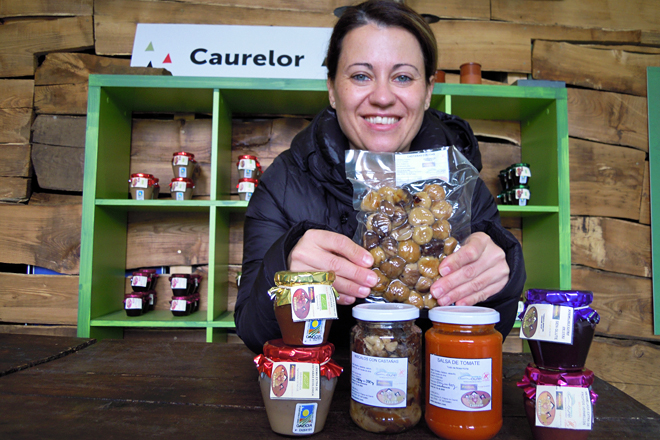 Verónica, na súa tenda-obrador de Espandariz (Quiroga), con algúns dos produtos que elaboran
