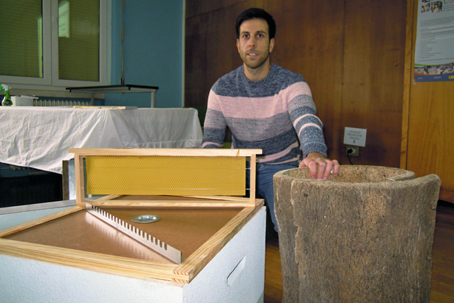 César, con algúns dos materiais que emprega nos cursos de apicultura que imparte